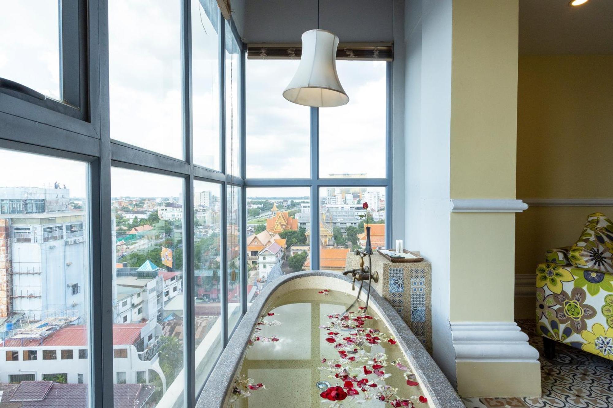 Arison Hotel Phnom Penh Exterior photo